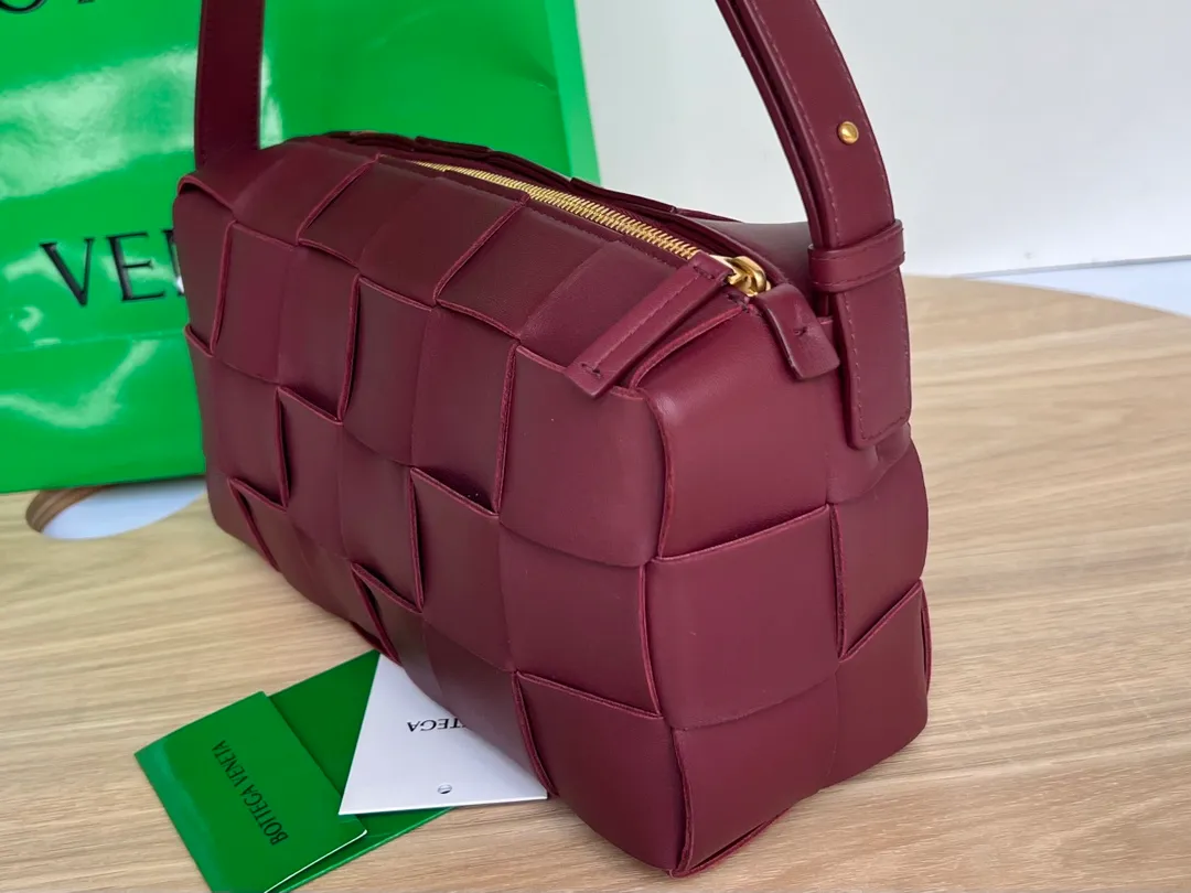 #B家 New model is coming! 709360 BRICK CASSETTE armpit bag, the traditional woven logo is instantly recognizable✅ Large grid weaving has always been fashionable, and the armpit bag is even more fashionable and foreign-style. Elegant big brick 🧱 Sheepskin material is light and comfortable, with a huge sense of capacity and space. Dark layer inside. Practical interior and fashionable appearance design. Durability and temperament coexist. Elegant big brick. Come and plant the same underarm bag from star Zhou Yutong! Dimensions: 28x14x10